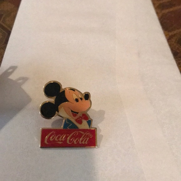 1 Mickey Mouse 3 Minnie Mouse NWT collectable pins - Picture 7 of 8